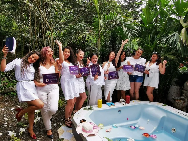 Mujeres participantes mostrando sus certificados al terminar un proceso de formación